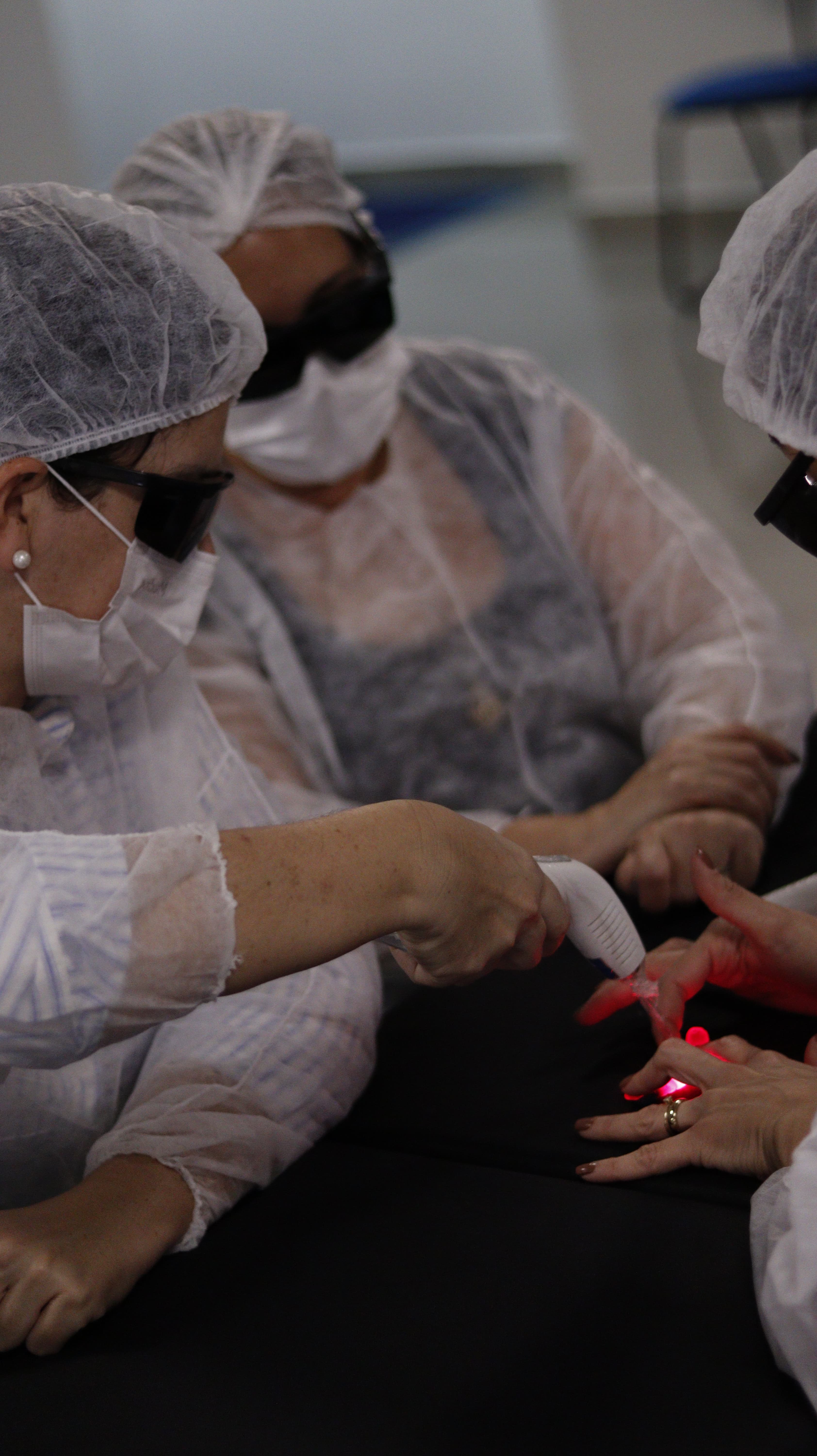 Aula prática de laserterapia com equipamento real